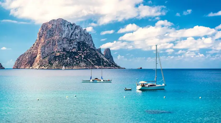 ibiza la isla blanca y azul del mediterraneo
