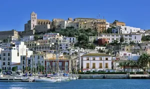 ibiza la isla blanca y azul del mediterraneo